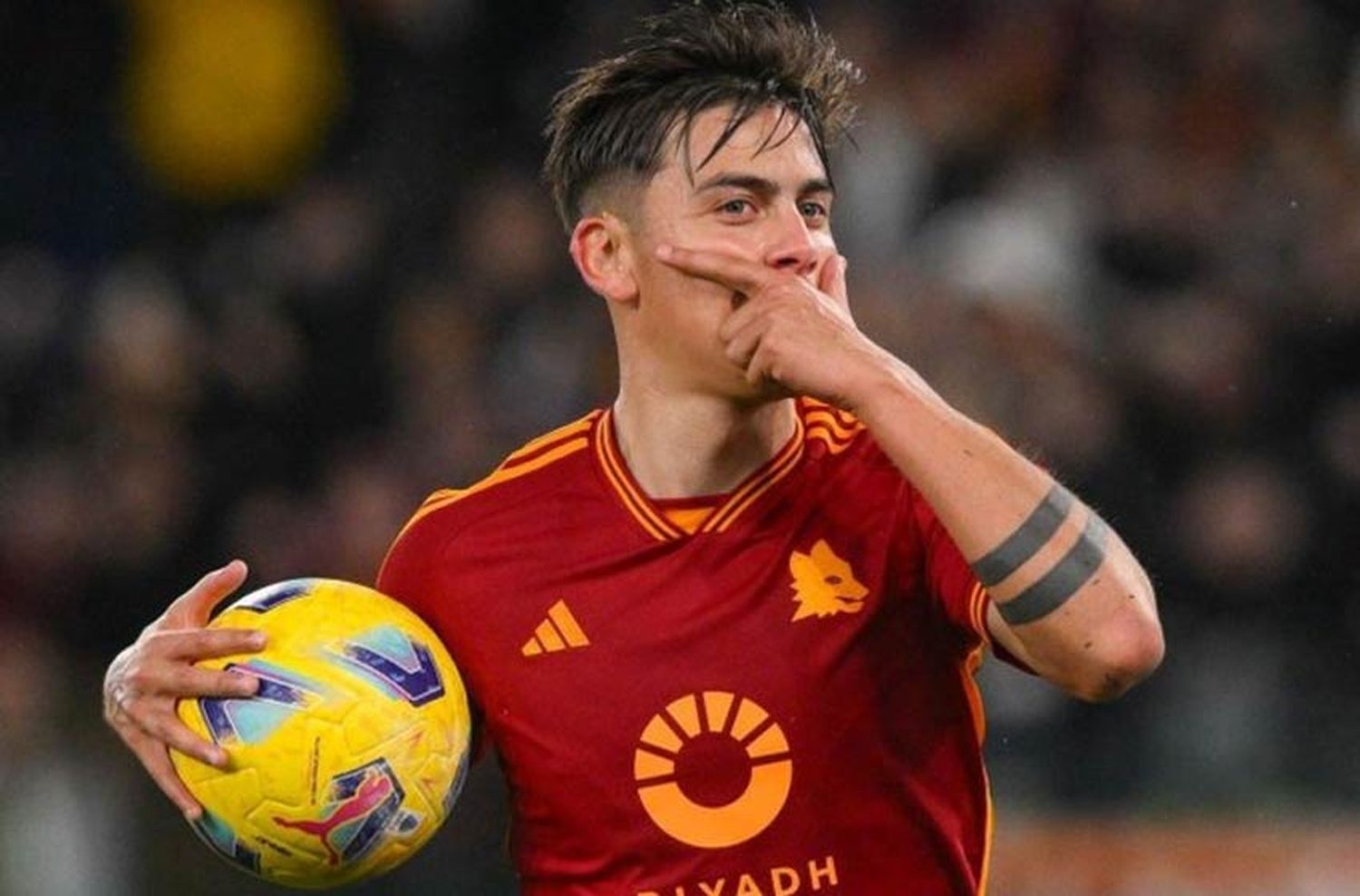 Se llevó la pelota: Dybala tuvo una noche soñada en Italia y convirtió 3 goles en el triunfo de Roma ante Torino