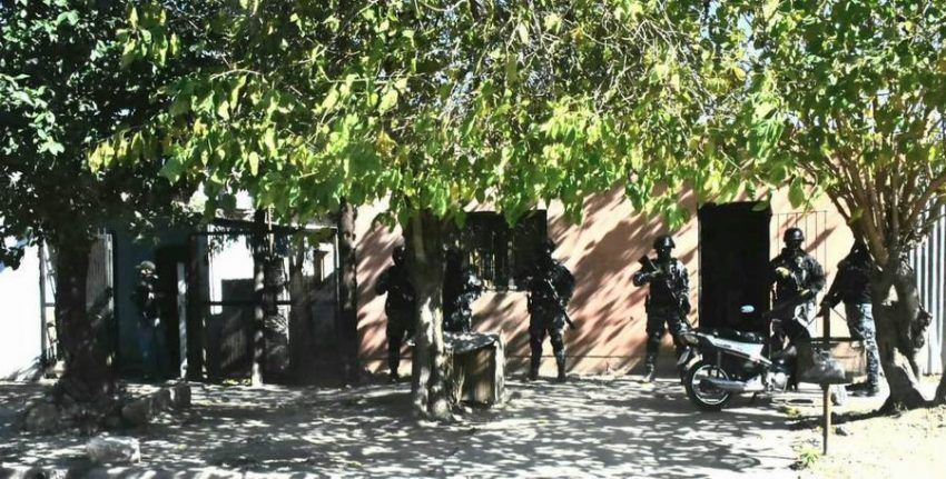 Dos sujetos con machete en mano sustrajeron 15.000 pesos y un celular