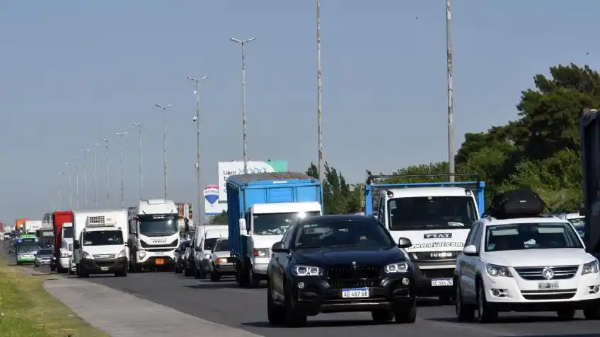 Comenzó el éxodo hacia la Costa Atlántica con demoras en las rutas 2 y 11