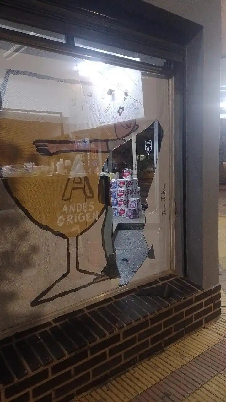 Los daños causados por los delincuentes que les permitieron ingresar al local.