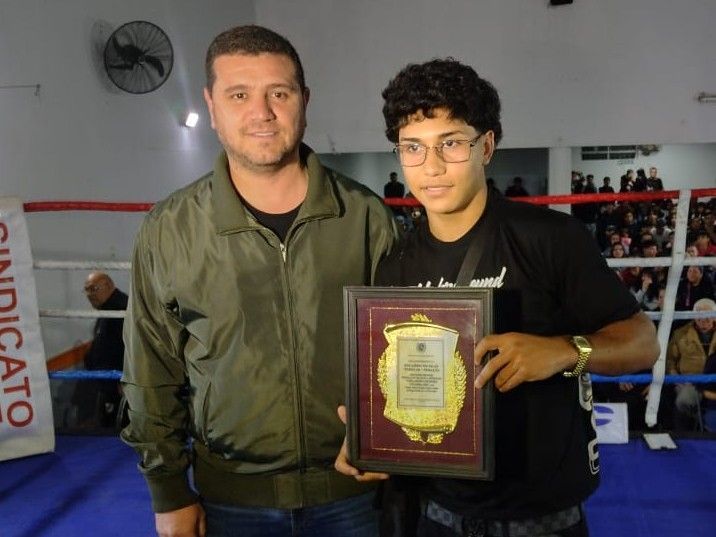 En representación del intendente Amadeo Enrique Vallejos, el subsecretario de Deportes Prof. Aldo Torterola hizo entrega de una plaqueta al joven boxeador.