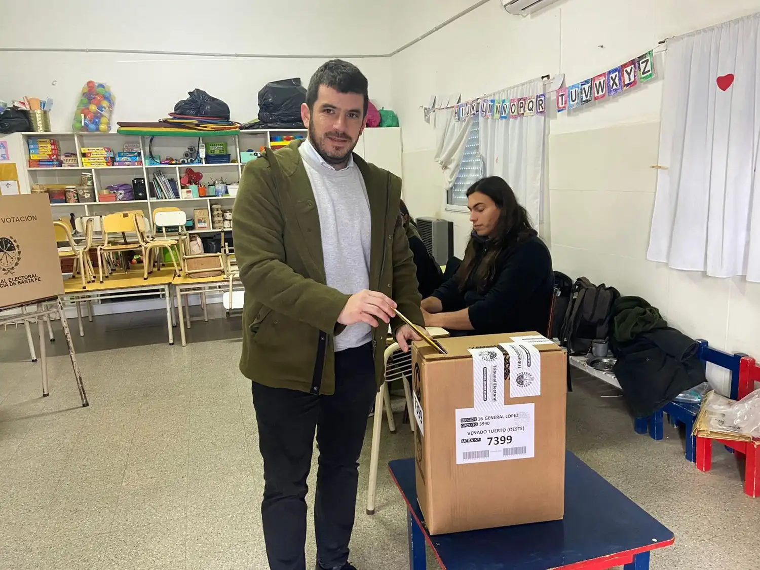 El intendente votó en la Escuela N° 6391 “Antártida Argentina”.