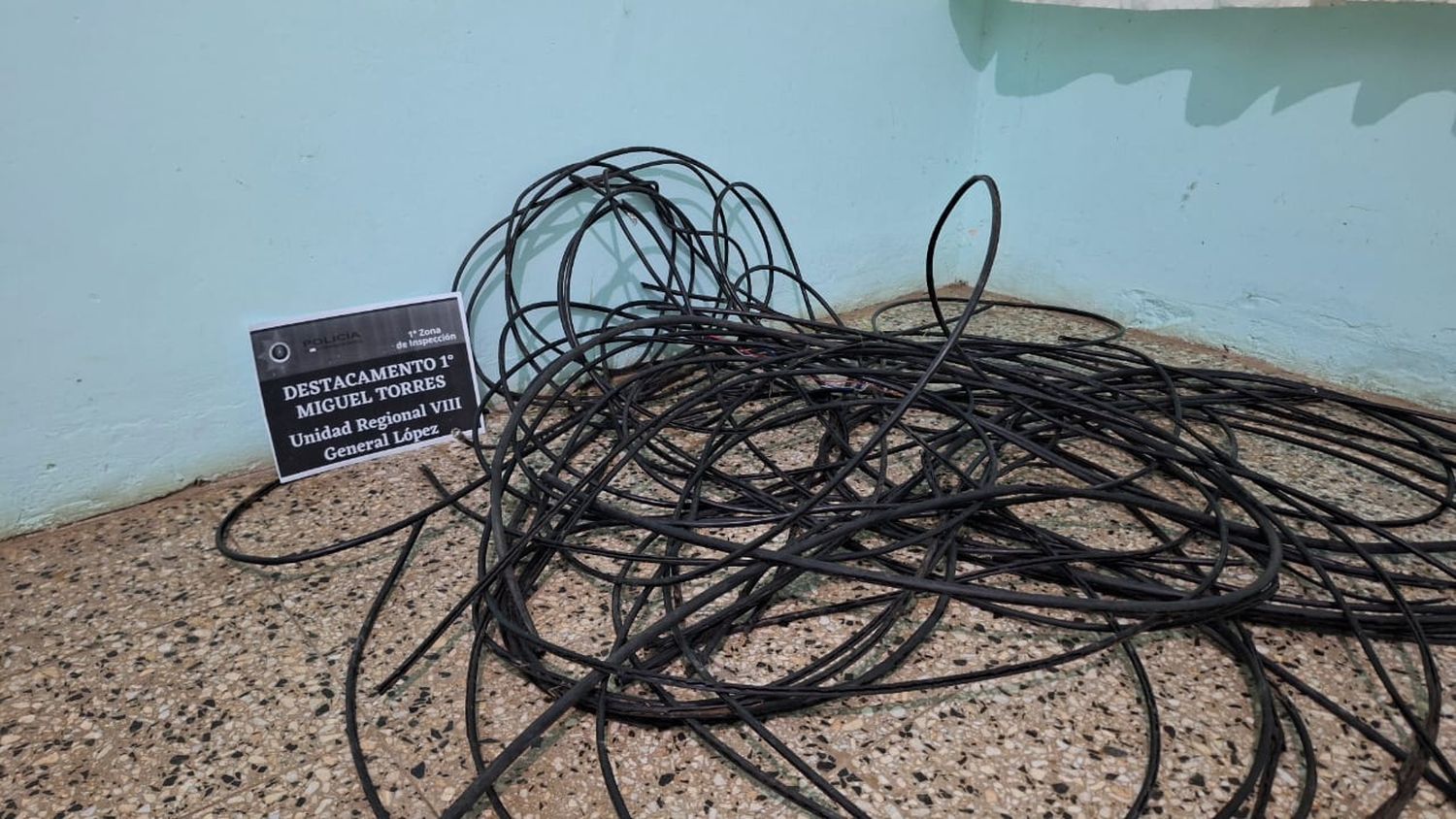 Los cables recuperado por personal del destacamento de Miguel Torres.