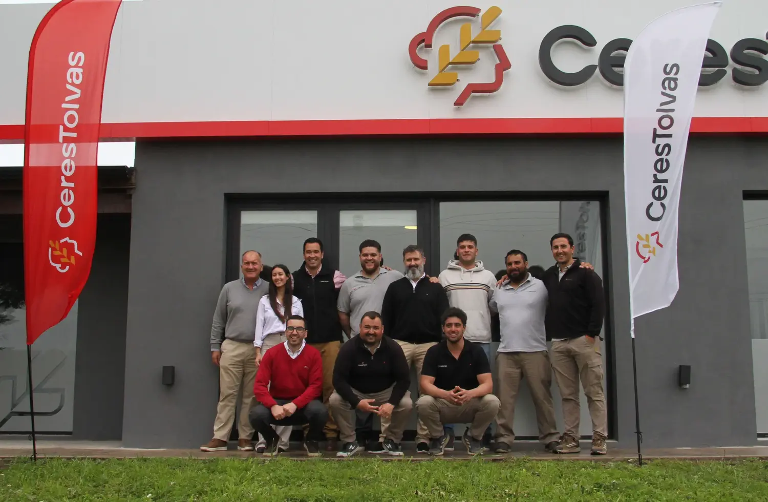 El equipo de trabajo de CeresTolvas Orense junto a las autoridades de la firma que participaron de la inauguración de las oficina