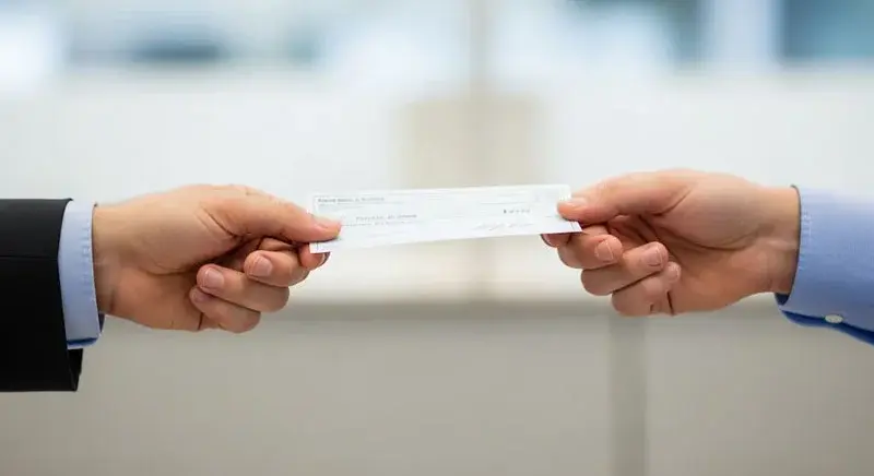 Cayó la cantidad de cheques rechazados, pero siguen 40% por encima de 2025