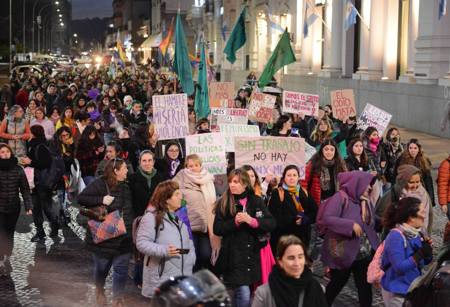 Recorrieron el centro de la ciudad con diversos cánticos y mensajes tales como “Fuimos marea, seremos tsunami”, “Al orgullo le falta Tehuel", ”El odio mata", “La masacre de barracas fue lesbicidio”, “Libres y sin miedo”, entre otros.