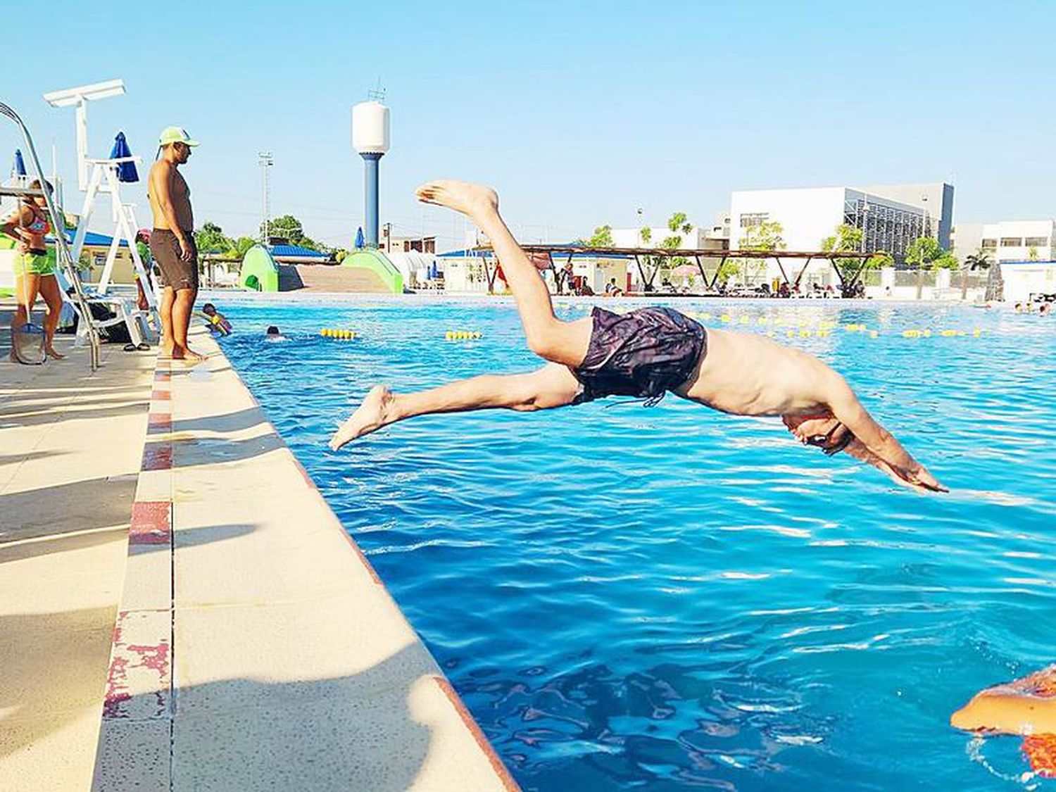 Continúan las clases de natación
gratuitas en el parque acuático