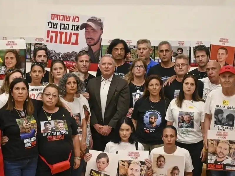 El enviado de Estados Unidos en Oriente Medio, Steve Witkoff, junto a familiares de los rehenes.