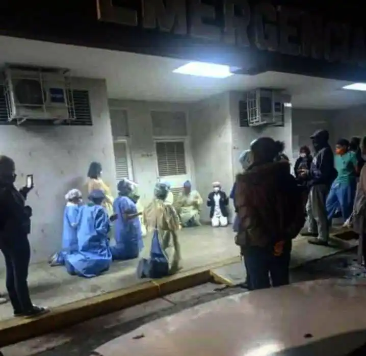 La imagen que estremeció las redes: médicos y enfermeras piden un milagro