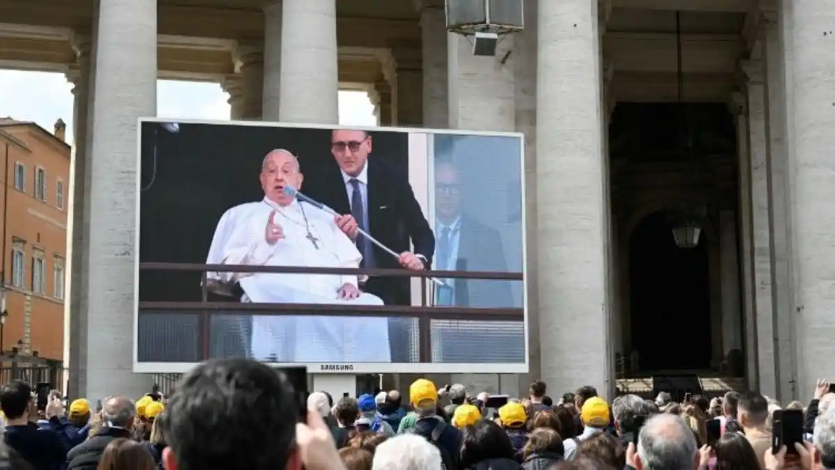 Desde la Plaza de San Pedro se siguió la salida del Papa al balcón del policlínico Gemelli. Vatican News