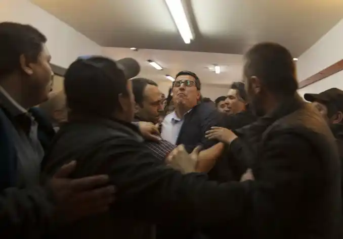 VIDEO: Bariloche aprobó la emergencia económica en medio de trompadas 