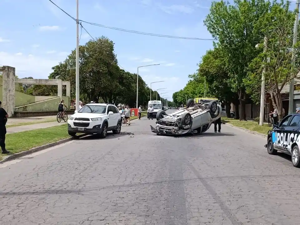 Una Renault Oroch y una Chevrolet Captiva LS, las protagonistas mecánicas. Foto: BVVT
