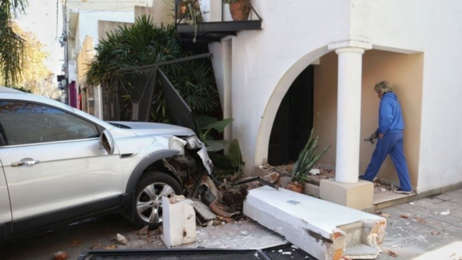 Terrible choque en Rosario: se metió con la camioneta adentro de una casa