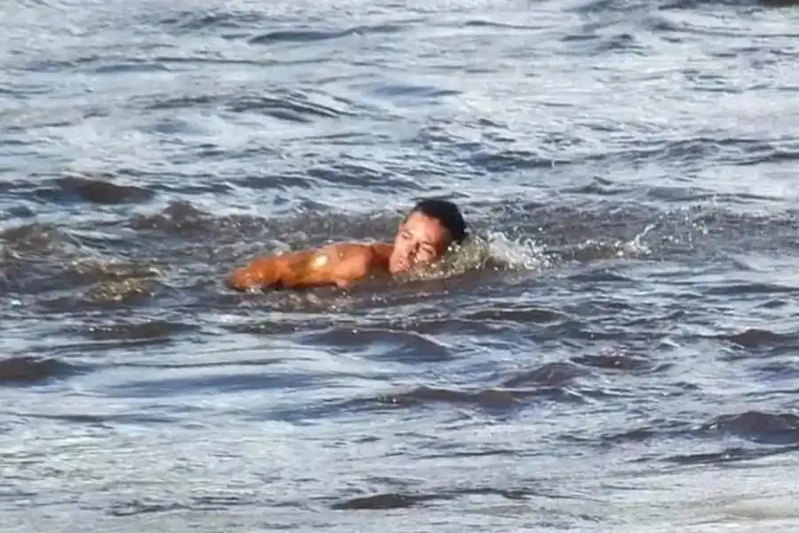 VIDEO | Se tiró a nadar al río en plena creciente en Villa Carlos Paz y está desaparecido