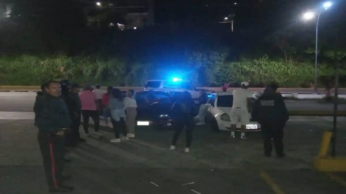 ¡POR UNA CERVEZA! Investigan TÁNGANA de liceístas en local nocturno de Miranda