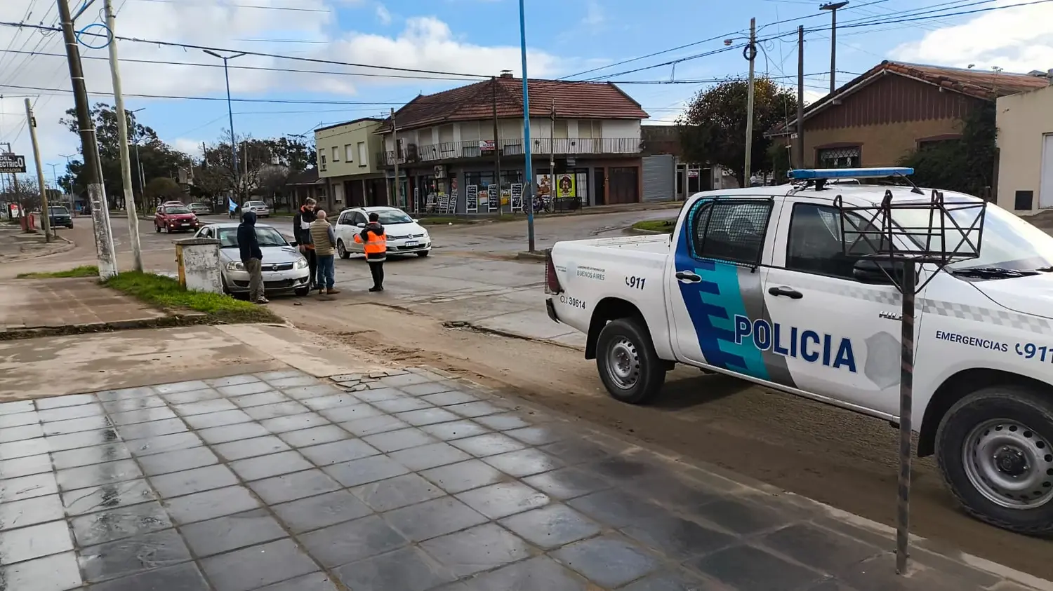 Choque entre un remis y una moto en 75 y 70: un joven sufrió lesiones leves