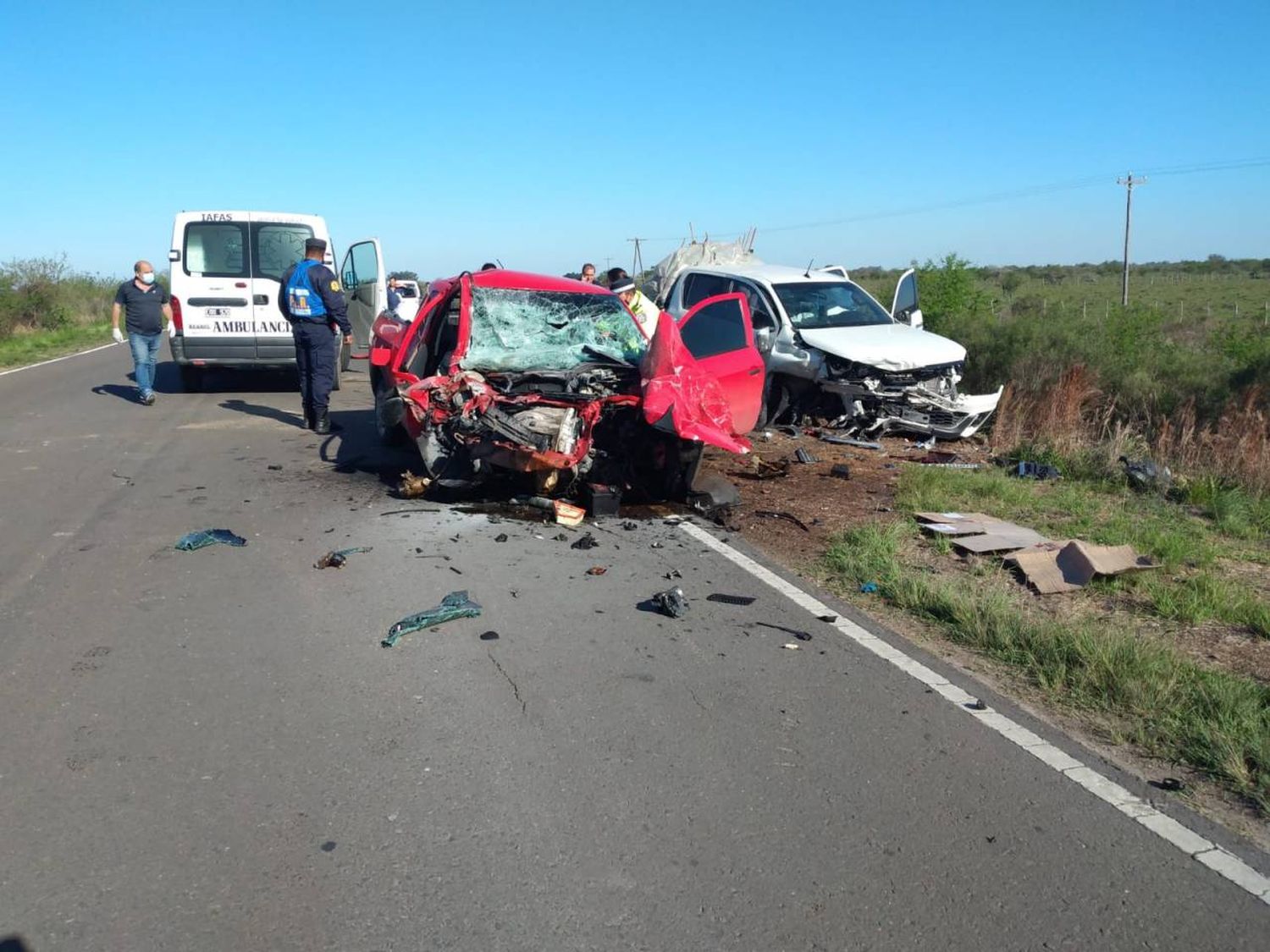 Fuerte impacto frontal entre dos camionetas en inmediaciones a la rotonda de Los Conquistadores