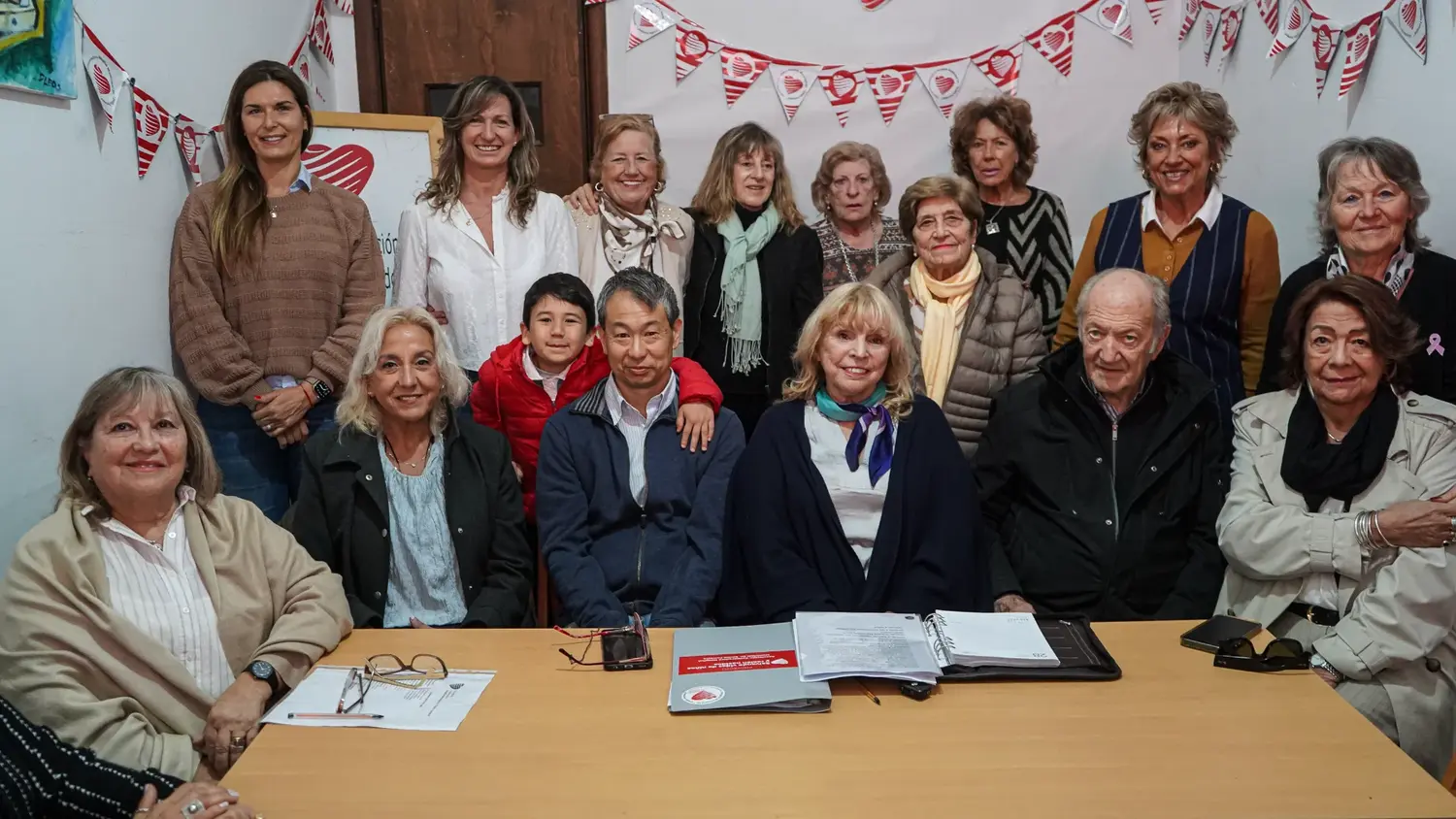 Autoridades, integrantes de la Cooperadora y Ramón Yamamoto durante la conferencia de prensa