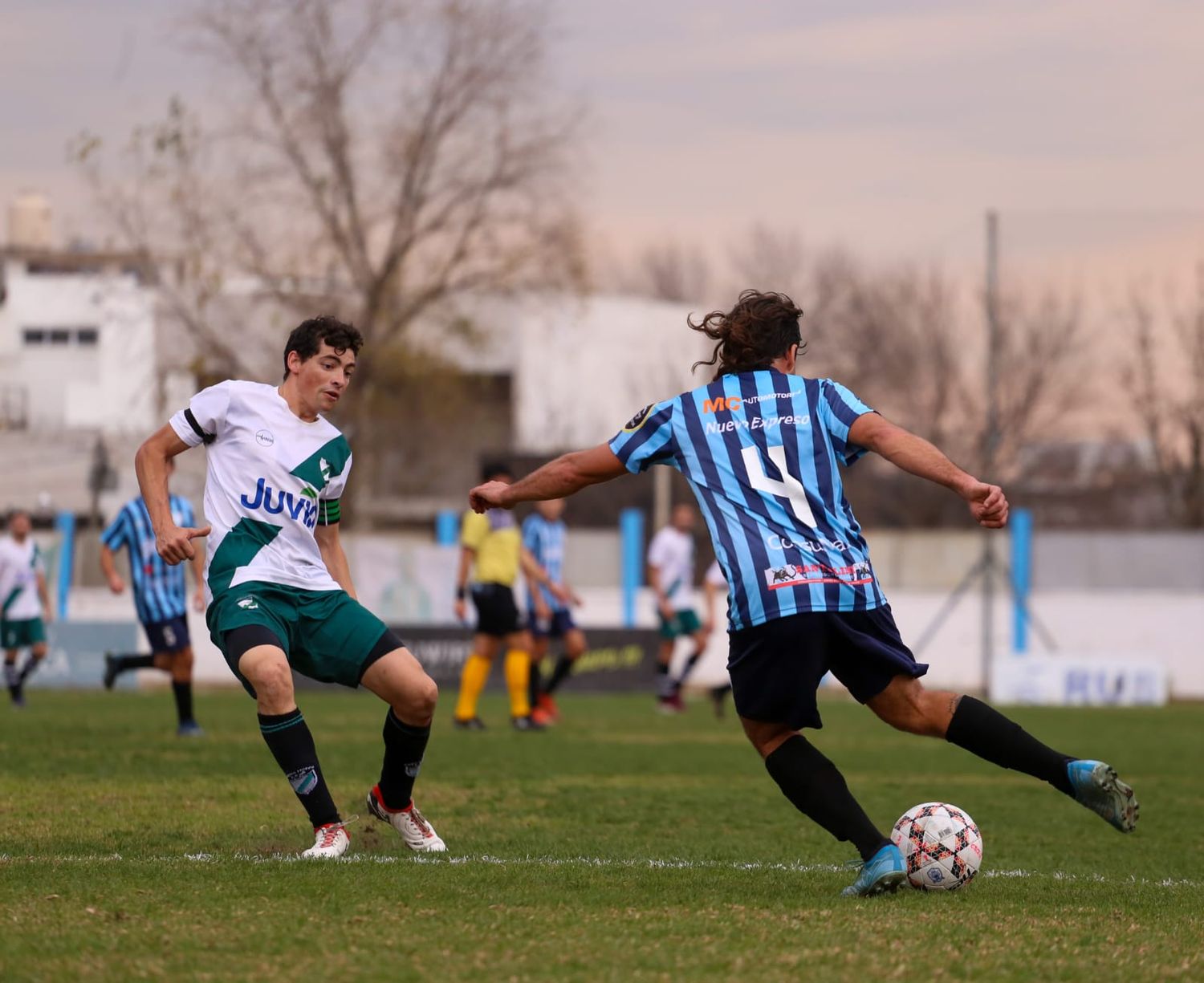 Federico Fiorotto intenta zafar de la marca de Rubén Piaggio (crédito: Pato Negro/Gol Entra).