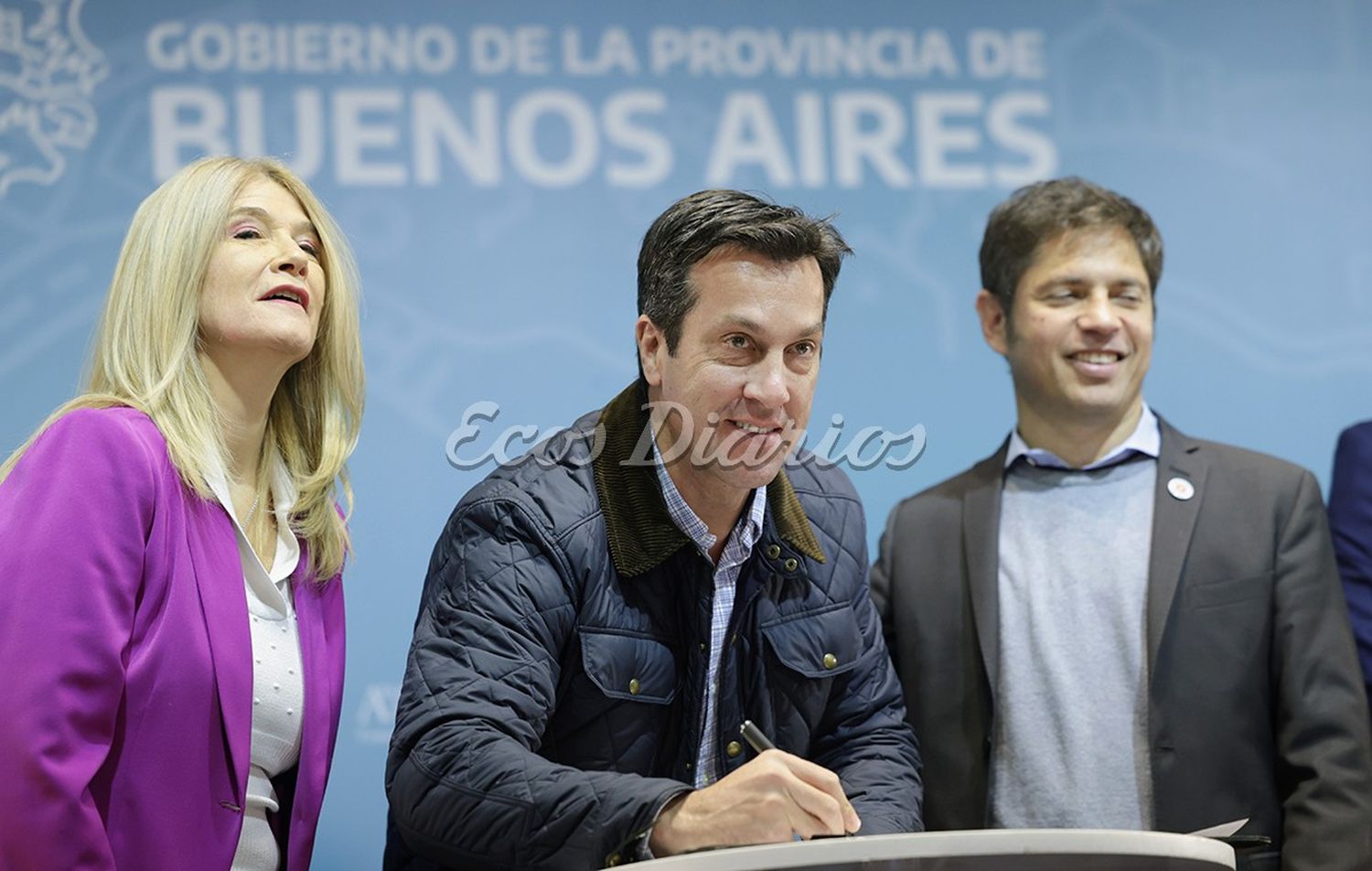 El intendente Arturo Rojas firma junto a Magario y Kicillof