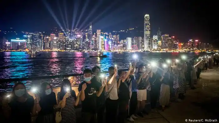 Siguen las protestas: miles de hongkoneses forman cadena humana