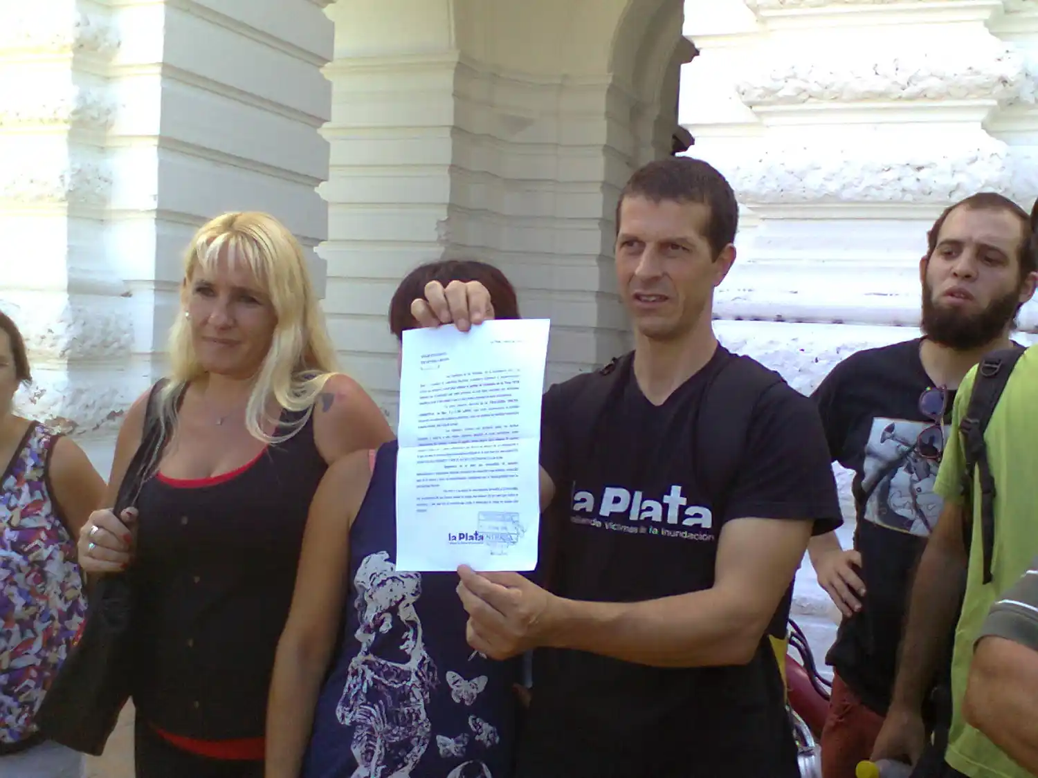 La Plata: Damnificados por la inundación presentaron un petitorio para frenar el aumento de tasas 