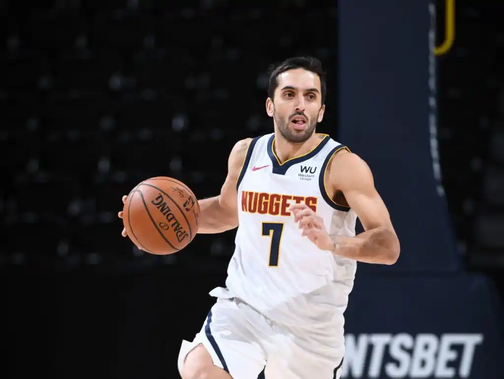 Campazzo tuvo su debut oficial en Denver Nuggets