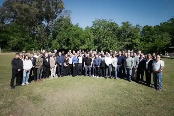 Kicillof recibió el respaldo de intendentes de “Derecho al futuro” tras las elecciones
