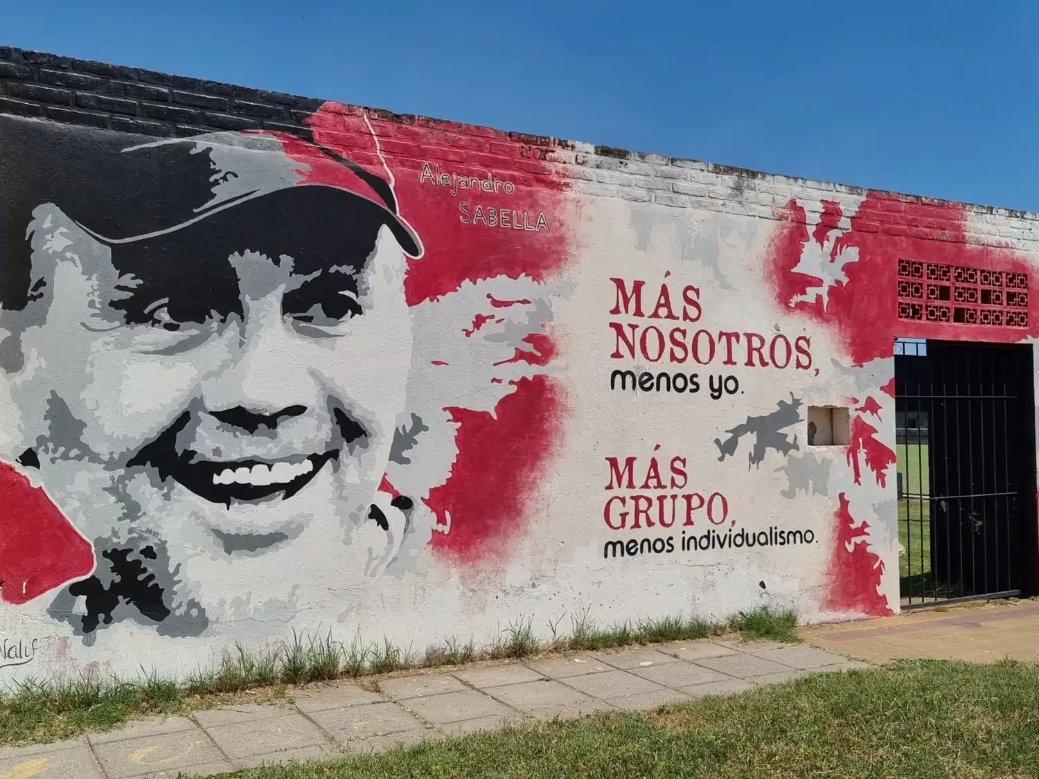 El mural está ubicado en la calle Sandino, en las canchas del Club Independiente