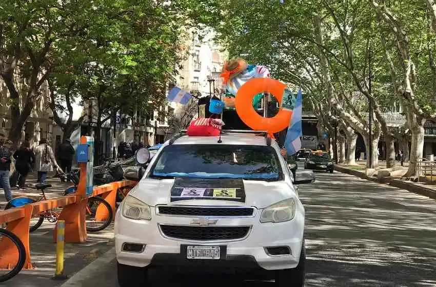 Salvavidas, sombreros y baldes: singular protesta de operadores de turismo en el centro