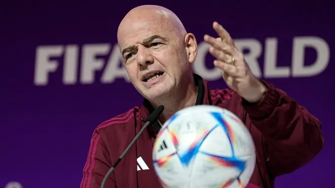 DE HIPÓCRITAS Y DOBLE MORAL tilda el presidente de la FIFA a quienes critican el Mundial de Catar