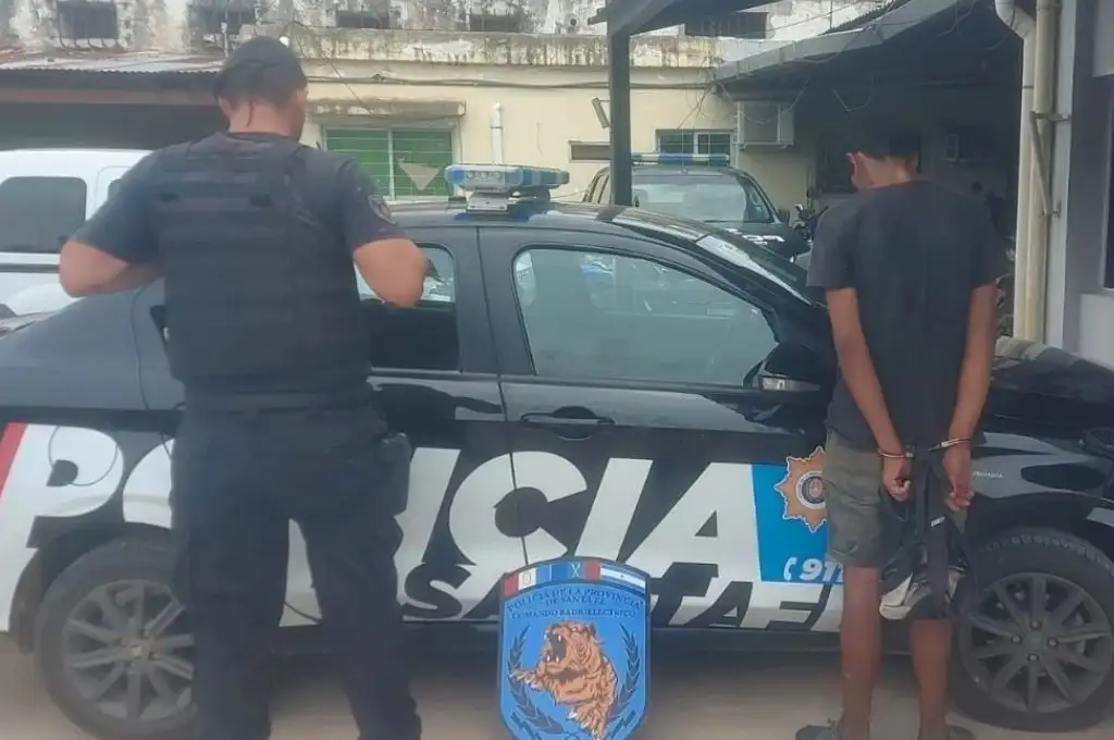 La policía volvió a detener a un adolescente de 17 años, que semana tras semana es detenido por diversos hechos delictivos. Unidad Regional XV.