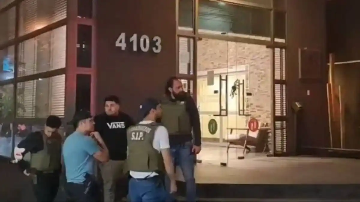 ¡EN LA CASA DE UN VENEZOLANO! Incautan un arsenal y drogas en Santiago de Chile