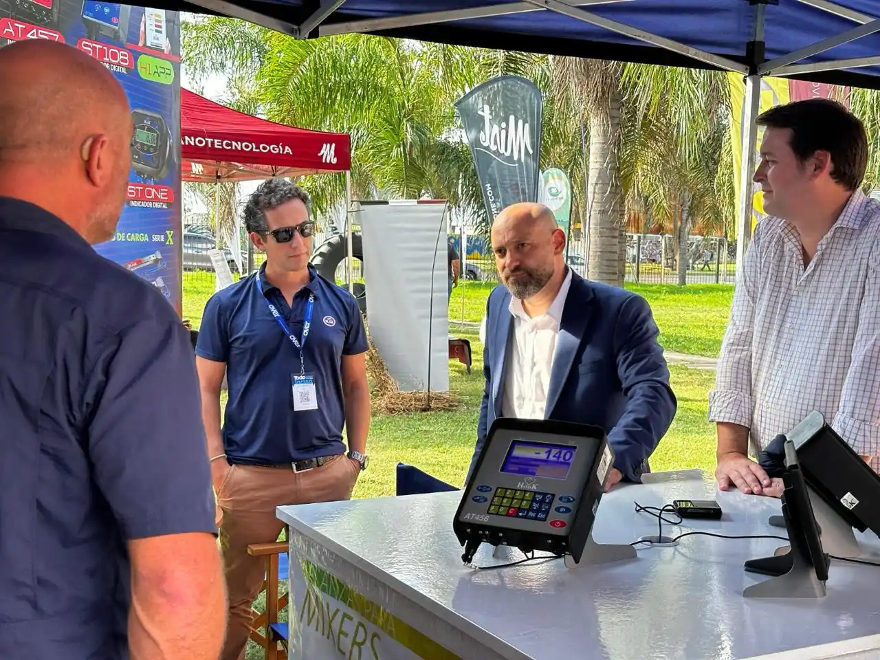 El ministro de la producción Gustavo Puccini en diálogo con empresarios del sector productivo.