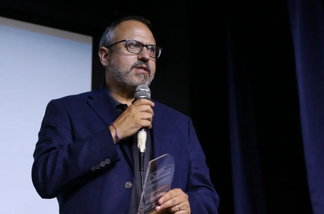 El Intendente de Tres de Febrero Diego Valenzuela recibió el Premio Comunas por su gestión durante la pandemia