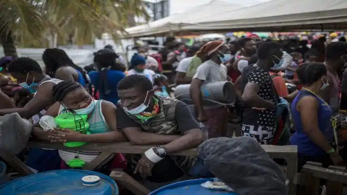 DETENIDOS POR EE.UU.: unos 8 mil migrantes haitianos acampan en Texas tras cruce fronterizo masivo