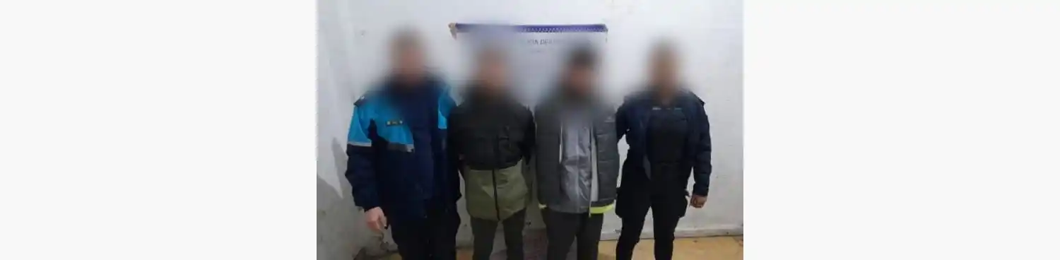 Uno de los sujetos tenía escondida una réplica de arma de fuego.