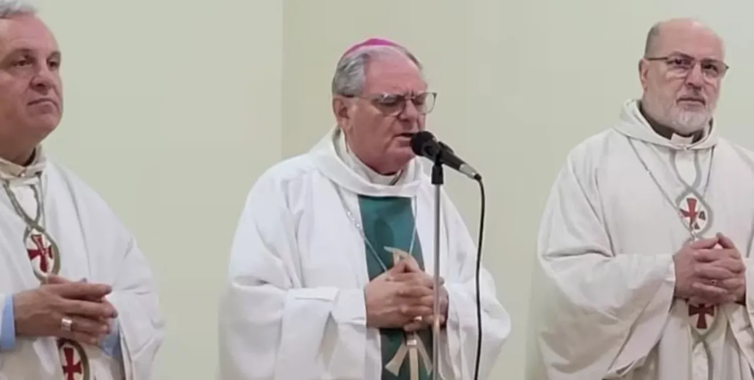 Los obispos Marcelo Colombo, Oscar Ojea y Carlos Azpiroz Costa, integrantes de la comisión ejecutiva del Episcopado.