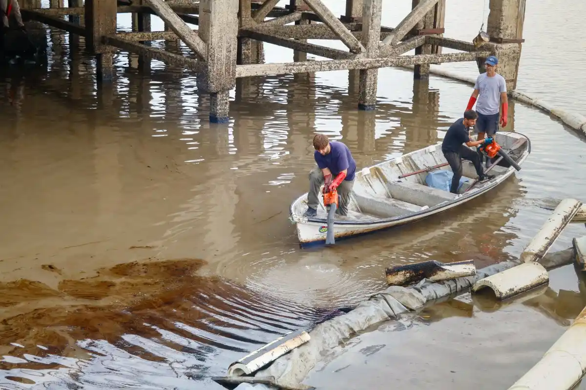 Finalizó la limpieza del combustible sobre el río Gualeguaychú