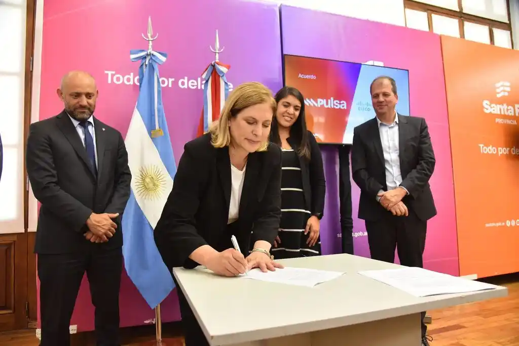 La vicegobernadora Scaglia en la firma del convenio