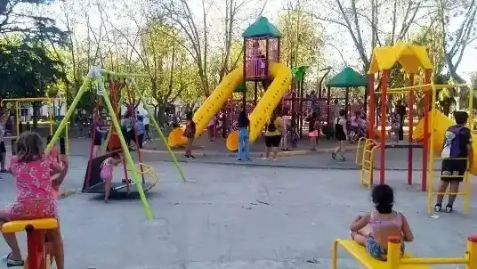 Plaza Dardo Rocha y niños jugando