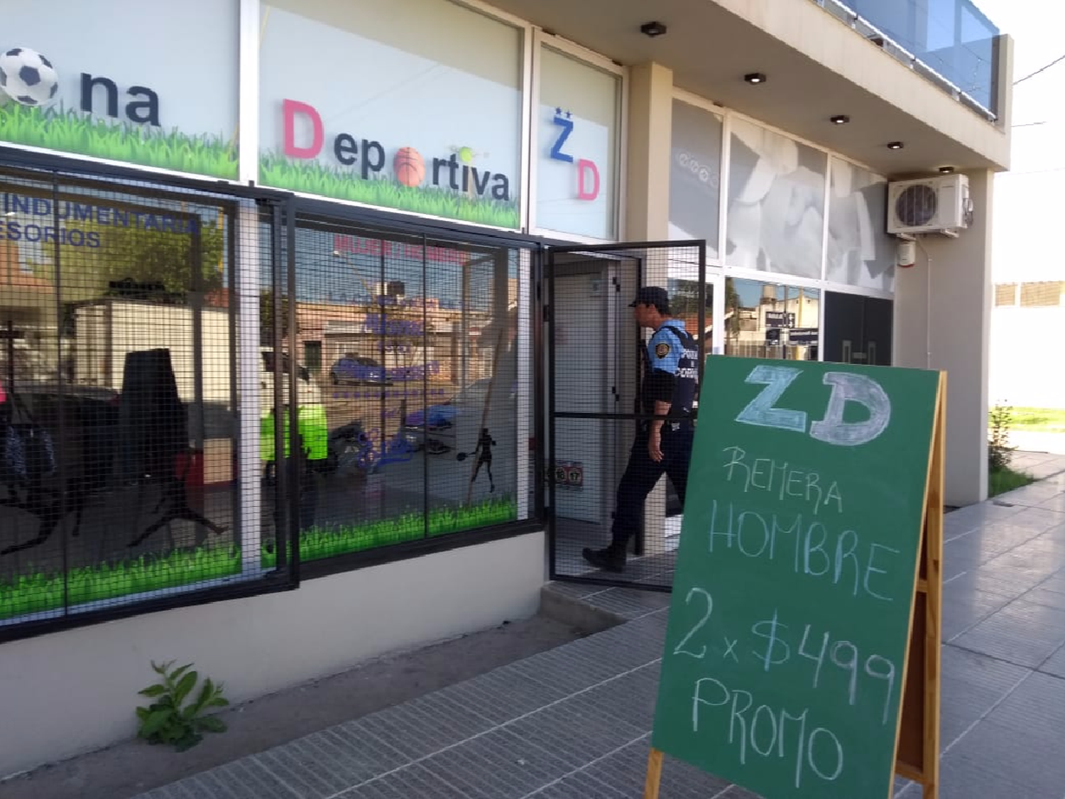 Amenazaron a comerciante para robar en un local de ropa deportiva