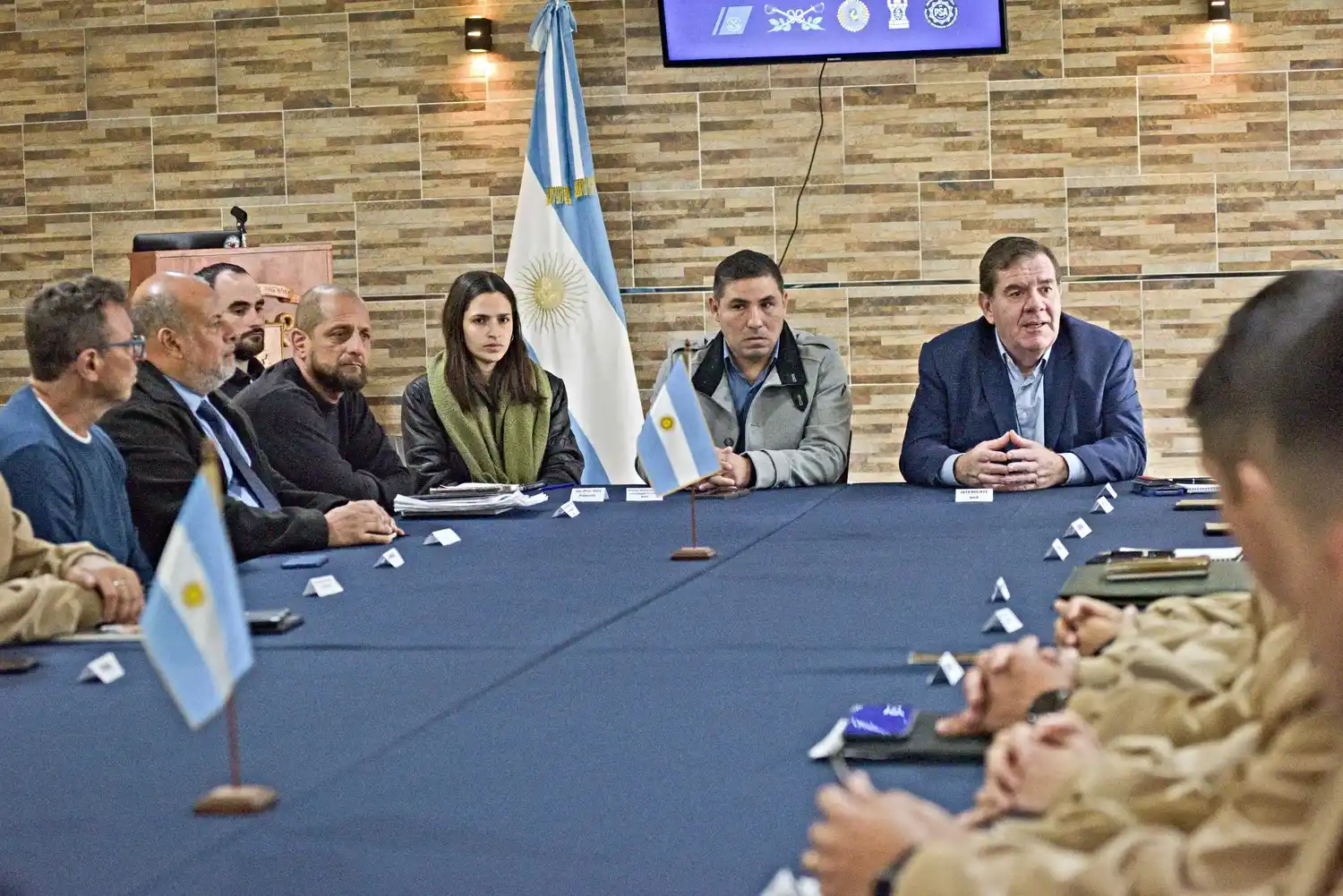 El intendente Montenegro y otras autoridades en la reunión desarrollada hoy.