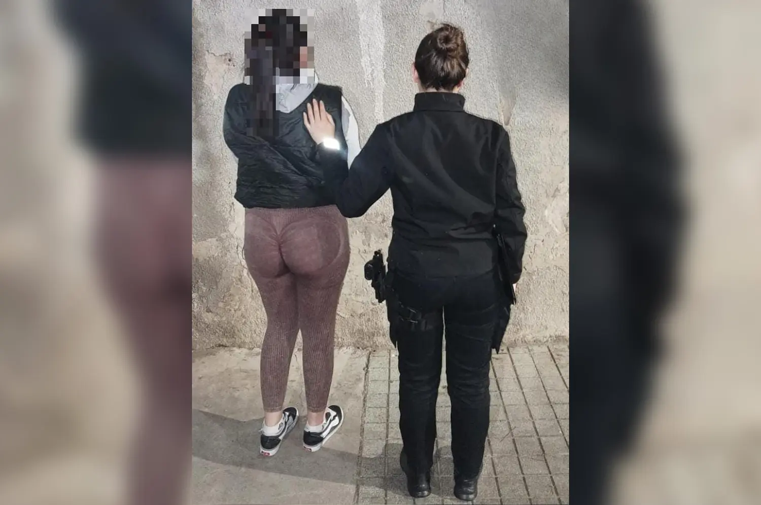 Andaba paseando con una amiga en moto sin luz ni patente, mientras la buscaba la Justicia