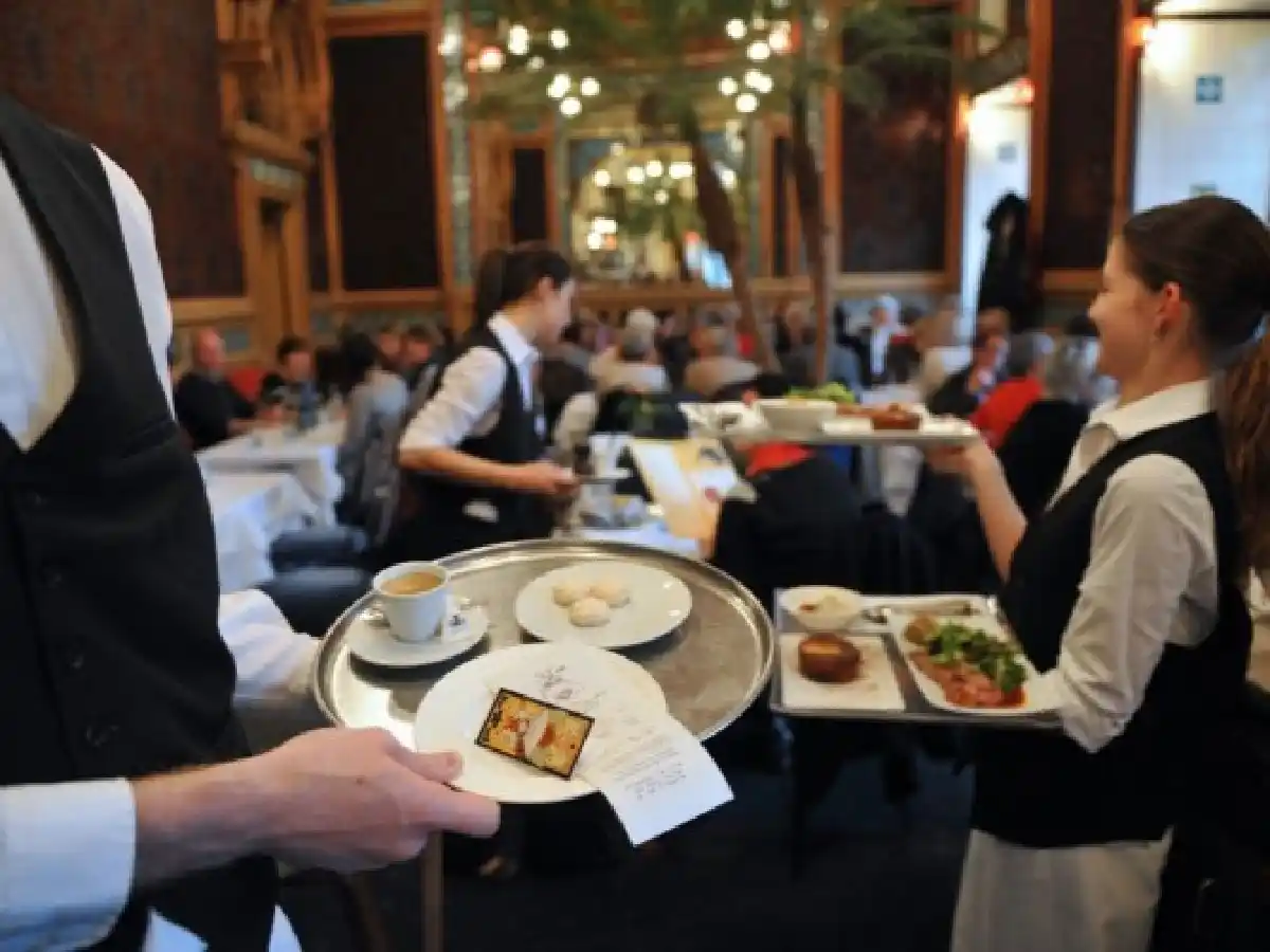 Gran demanda por el curso  de mozos y camareras que comienza hoy en la ciudad   