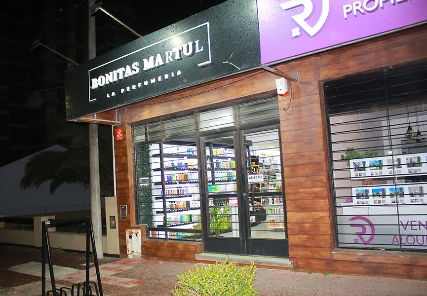 Amenazó a la empleada y robó el dinero de una perfumería