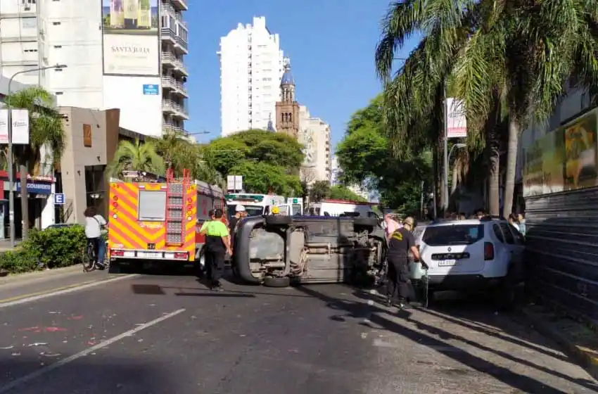 Pellegrini y Corrientes: perdió el control del auto, chocó a tres vehículos y volcó