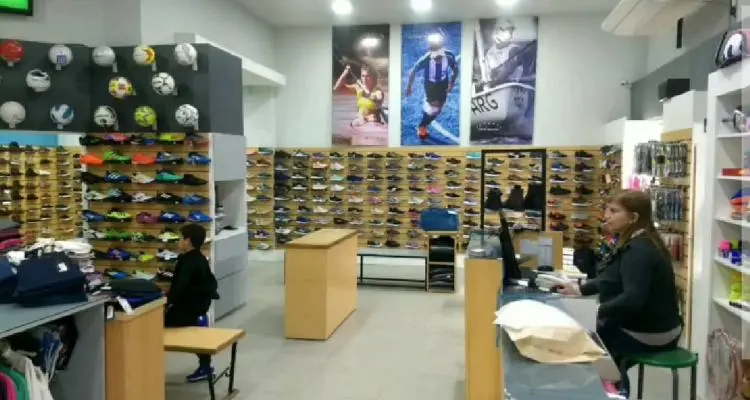 Silvio Velo, Brenda Rojas y Osvaldo Morresi fueron votados para ser exhibidos en un comercio de indumentaria deportiva