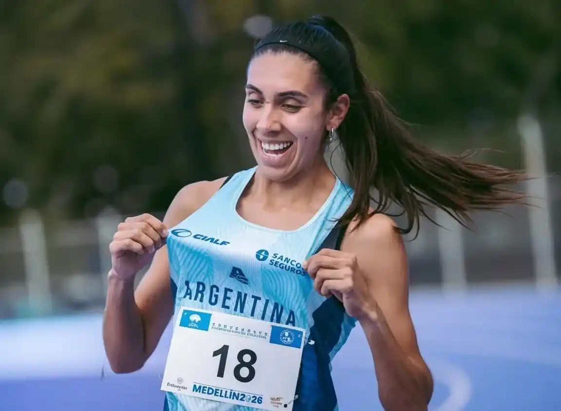 Micaela Levaggi apenas cruzada la meta en la carrera de los 1.500 metros llanos. Foto:  Sebastián Lasquera