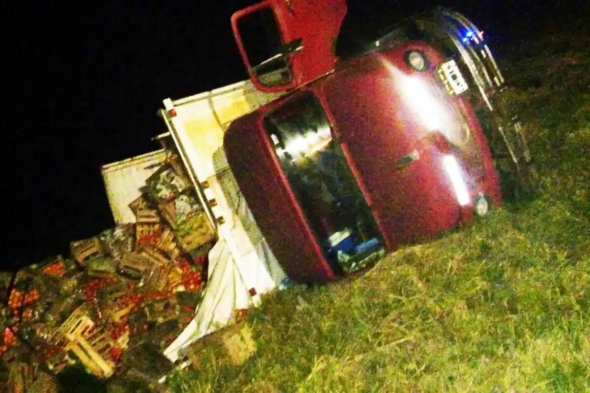 Chocaron y volcaron dos camiones en Ruta 14